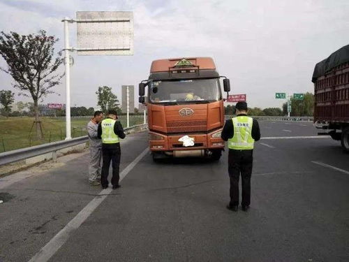 南通交通執(zhí)法支隊(duì)節(jié)日?qǐng)?jiān)守一線 嚴(yán)查“兩客一?！奔柏涍\(yùn)車(chē)輛保障道路安全