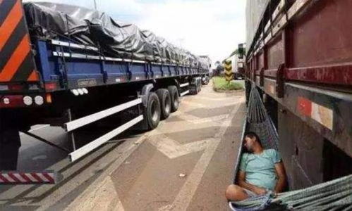 多重利好與深層挑戰(zhàn) 透視貨車(chē)司機(jī)的生存現(xiàn)狀